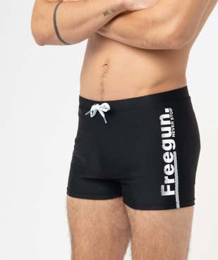 Maillot de bain homme forme boxer avec inscription - Freegun vue2 - FREEGUN - GEMO