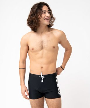 Maillot de bain homme forme boxer avec inscription - Freegun vue1 - FREEGUN - GEMO