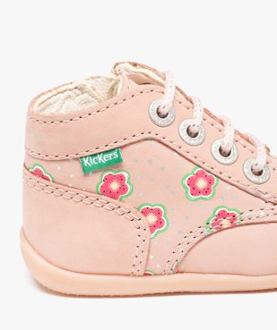 Chaussures premiers pas bébé fille en cuir imprimé à fleurs - Kickers vue6 - KICKERS - GEMO