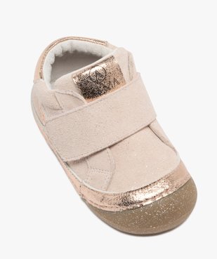 Chaussures premiers pas bébé fille baskets pailletées en cuir à large scratch - Alma Planète vue5 - ALMA - GEMO