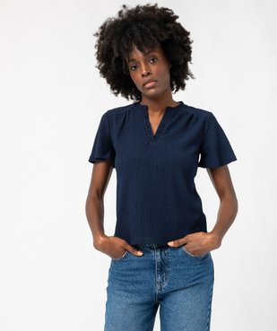 Tee-shirt manches courtes en maille texturée et col V brodé femme vue2 - GEMO(FEMME PAP) - GEMO