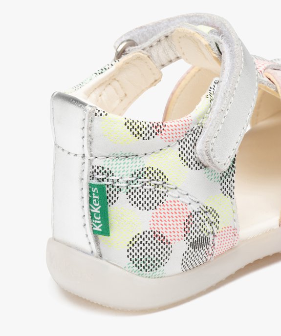 Chaussures premiers pas bébé fille sandales en cuir à motifs avec bout fermé - Kickers vue6 - KICKERS - GEMO