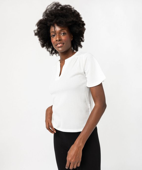 Tee-shirt manches courtes en maille texturée et col V brodé femme vue1 - GEMO(FEMME PAP) - GEMO