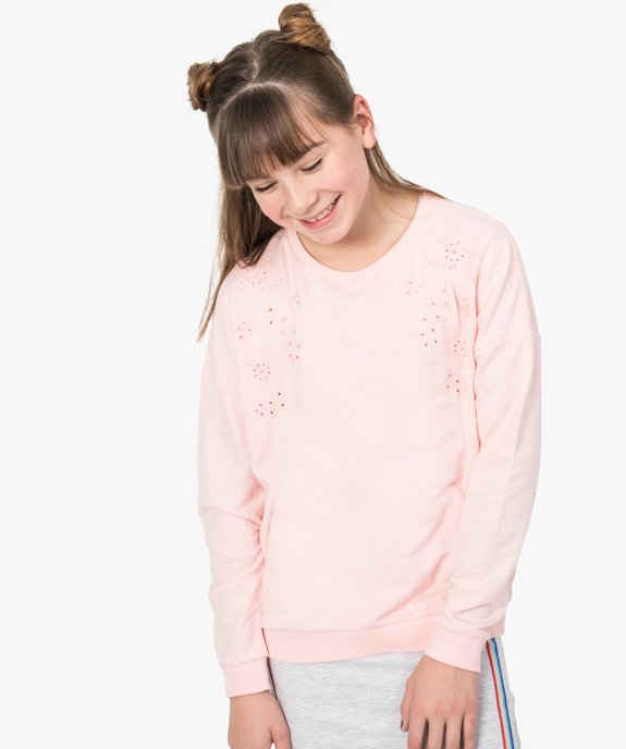 Sweat fille en molleton bouclette effet broderie anglaise vue1 - GEMO (JUNIOR) - GEMO